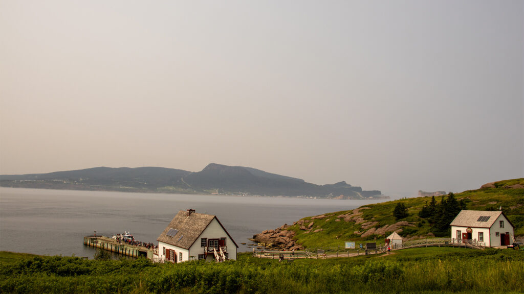 picture of small houses with water behind