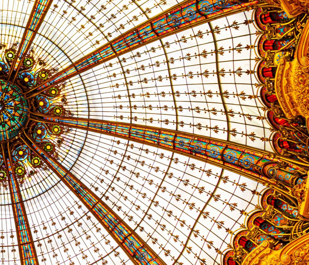 Page 24 - photo of the ceiling of Galeries Lafayette