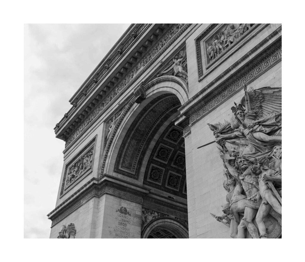 Page 32 - photo of the Arc de Triomphe